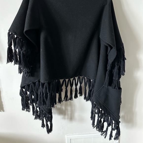 Designer poncho/cape 🖤🖤🖤 - Picture 4 of 8